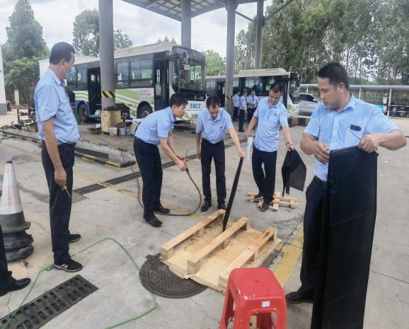 公交公司對車輛空調(diào)過濾網(wǎng)進(jìn)行 集中清洗和消毒